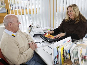 Die Seniorenberaterin des BSVH, Franziska Diesmann - rechts im Bild - berät einen Herrn in ihrem Büro.