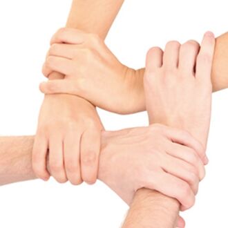 Vier Hände greifen einander reihum am Handgelenk. Dies ergibt und symbolisiert einen stabilen Kreis.