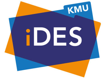 Das Logo des iDESkmu-Projekts. Es illustriert zwei übereinandergelegte Aktenmappen, die untere gelb, die obere blau. Auf der oberen steht zentriert iDES und auf dem Bereich der Registerkarter KMU