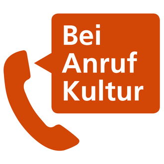 Das Logo von "Bei Anruf Kultur" (Grafik): Der Schriftzug steht in einer organgefarbenen Sprechblase, die aus einem Hörer kommt.