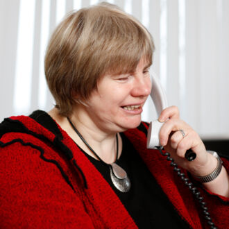 Die Mitarbeiterin am Empfang des BSVH, Marion Bonken, spricht mit einem ratsuchenden Menschen am Telefon