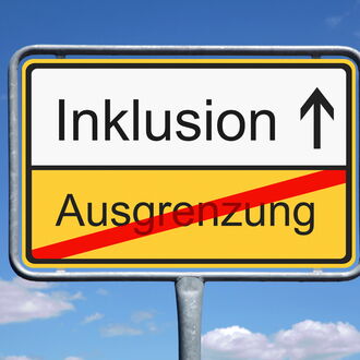 Ein Straßenschild: im unteren Teil ist das Wort "Ausgrenzung" durchgestrichen. Der obere Teil zeigt an, dass der Weg in Richtung "Inklusion" führt