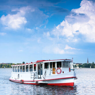 Eine Barkasse auf der Außenalster