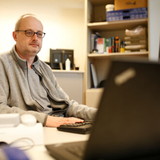 Thomas Mayer, zuständig für barrierefreies Internet und PC-Helfer des BSVH, bei der Arbeit an seinem PC