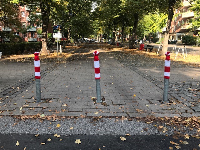 Straßenpoller in Barmbek-Süd mit rot-weiß-gestreifter Strickmütze