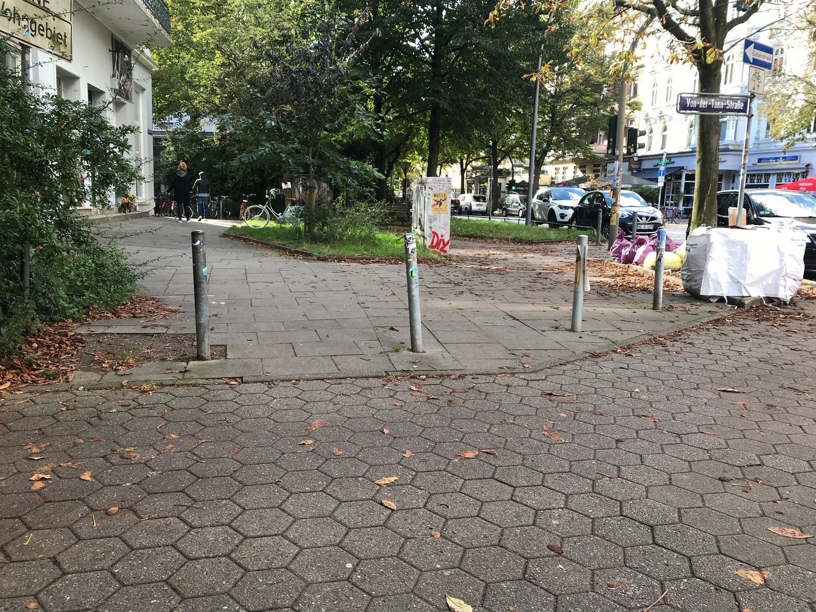 Graue Straßenpoller in Eimsbüttel ohne rot-weiß-gesteifte Strichmützen
